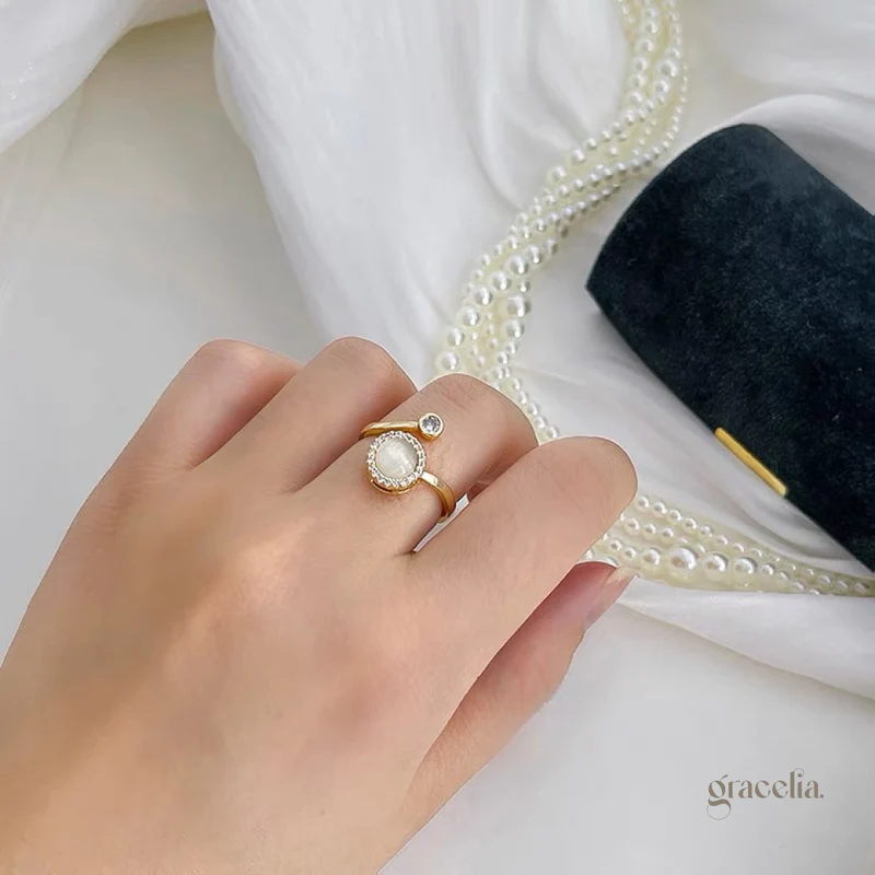Is the Cat Eye Fortune Spinning Fidget Ring a good choice for people who need to focus? - Second Image
